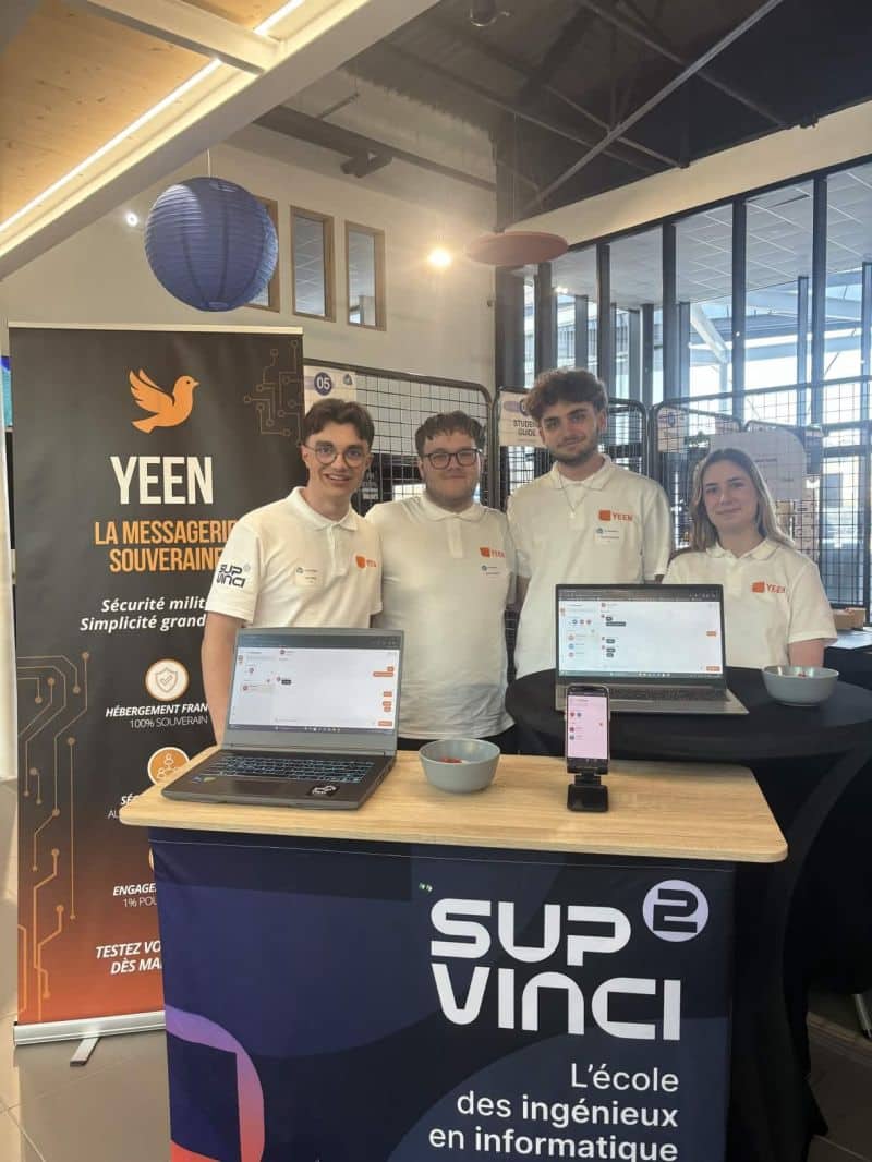 L'équipe Yeen au complet, sur son stand, avec l'application ouverte sur deux ordinateurs portables et un téléphone