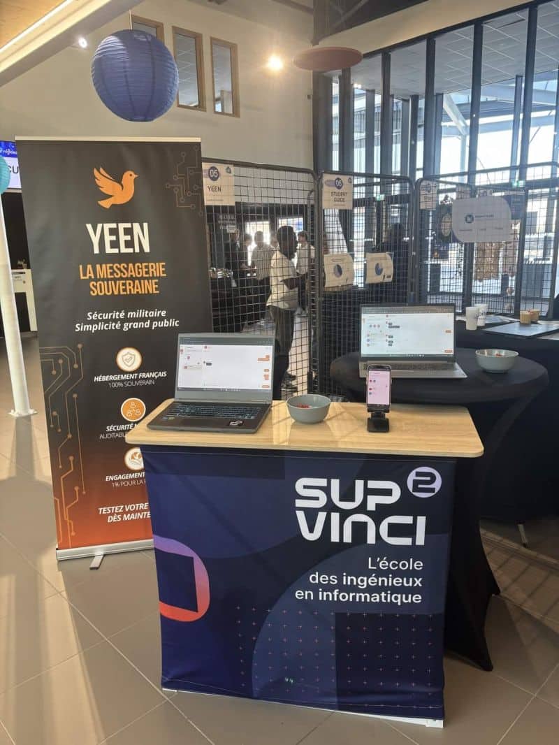 Le stand Yeen avec son kakémono « La messagerie souveraine » et l'application ouverte sur un ordinateur portable et un téléphone