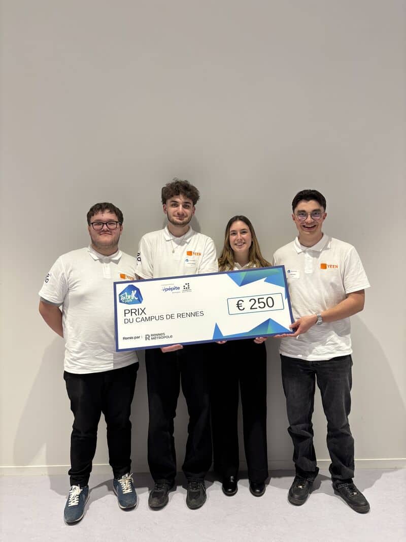 Quatre membres de l'équipe Yeen tenant un chèque du Prix du campus de Rennes de 250 euros, remis par Rennes Métropole dans le cadre du concours Fabrik ta Pépite